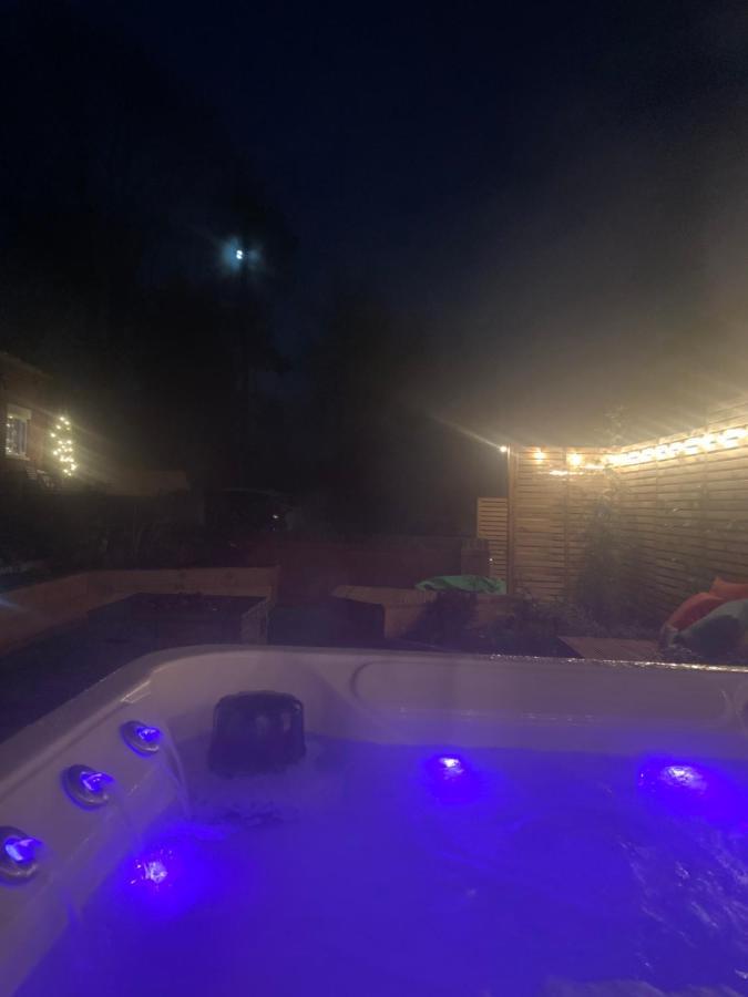 Fantastic Location, Annexe With Hot Tub Villa Warmingham Bagian luar foto